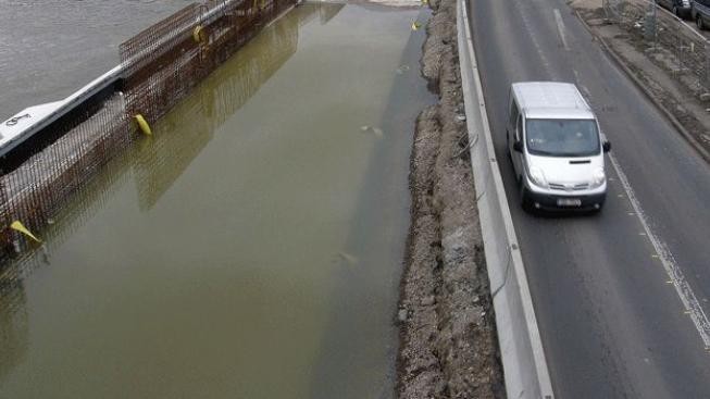 Řeky se kvůli dešti a tání vylévají z břehů, ohrožení už na 12 místech