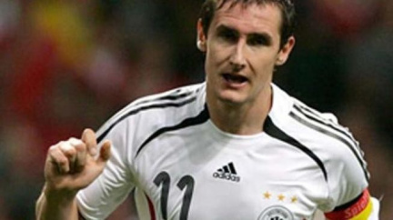 Real prý chce jako náhradu za Higuaína získat Kloseho a Adebayora 