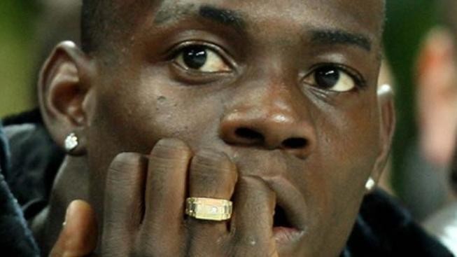 Hvězda Manchesteru City Balotelli si zranil koleno a měsíc si nezahraje