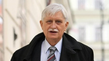 Deníky se věnují Dienstbierovi: Demokrat i gentleman