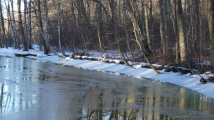 Ledový zámrz řeky v Černošicích s sebou vzala velká voda