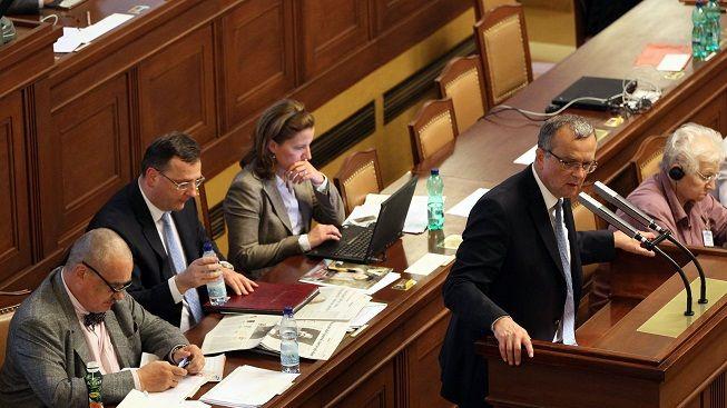 Tak dopadne hlasování o vládě: Počítáme a škrtáme