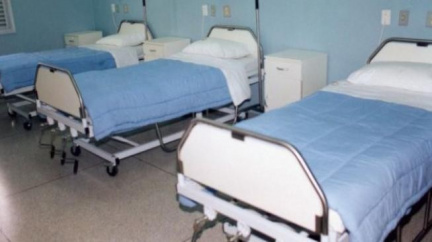 Pacient v kolínské nemocnici škrtil a dusil jiného nemocného