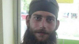 Autista se ztratil na tři týdny v poušti. Přežil díky žábám a kořínkům