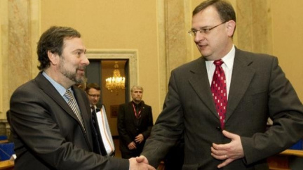 Nečasovi se Johnovo tvrzení nelíbí, o boji s korupcí chce diskutovat