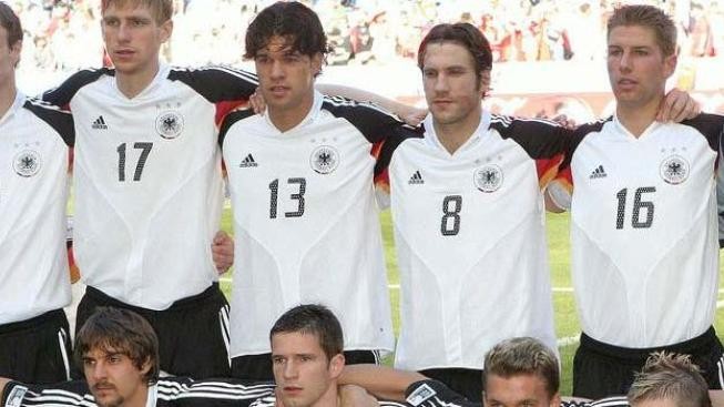 Kapitán německých fotbalistů Lahm označil MS v Kataru za šílenost 