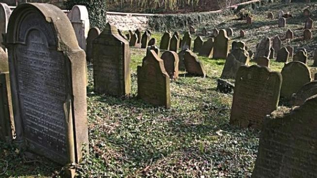 Dobrý hrobník by měl být vnímavý a citlivý, tvrdí znalci řemesla