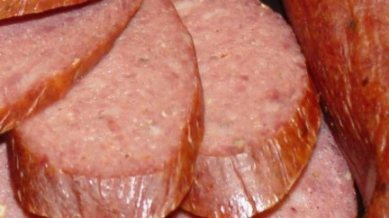 Hodování na konci roku ohrožuje štíhlou linii i kvalitu vlasů