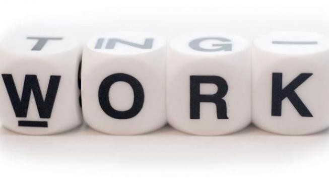 Móda pro podnikatelky upouští od strohých linií a konvencí