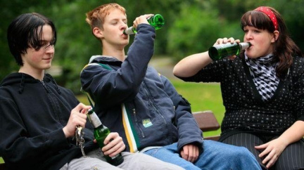 Dívka (13) vypila dvě lahve vodky. Záchranáři ji našli bezvládnou na lavičce