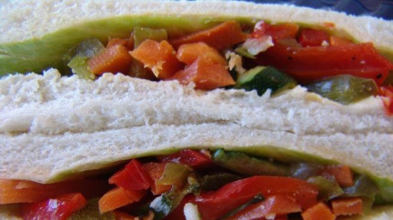 V sendvičích servírovaných na palubě letadla se našly jehly