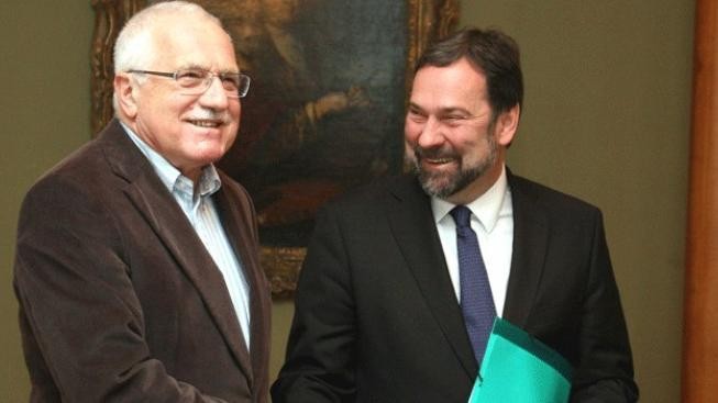 Věci veřejné vládu neshodí, prozradil Klaus. John to potvrdil