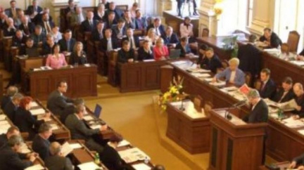 Poslanci hlasují o vydání dluhopisů a zdražení cigaret