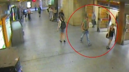 Muž znásilnil v Praze v křoví mladistvou dívku. Pomozte ho najít