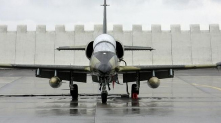 U Třebíče spadl letoun L-39, piloti se včas katapultovali