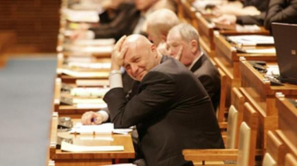 Senát rozhoduje o snížení platů představitelů státu