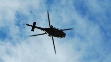 Vojenský vrtulník měl poruchu motoru, nouzově přistál na poli