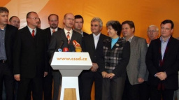 Průzkum: Vládní koalice by přišla o většinu v PS, suverénní je ČSSD