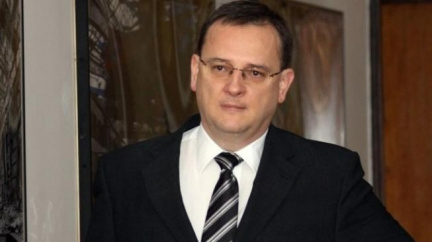 Nečas nevěří vlastním uším. Po půl roce chtějí VV měnit smlouvu?
