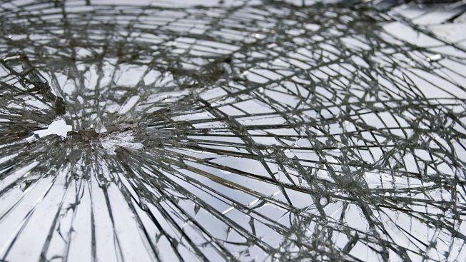 Chlapec utíkal za motýlem a vběhl pod auto