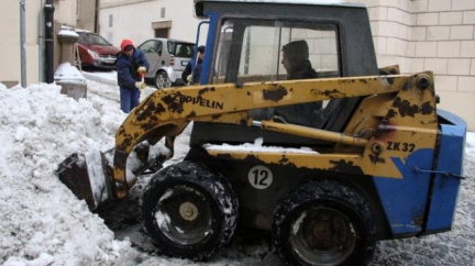 Praha: Sníh a led ze střech poškodil desítky aut a zranil několik lidí