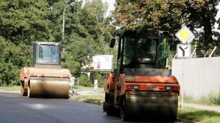 Samovolné rozjetí silničního válce bylo chybou řidiče. Škoda 2 miliony