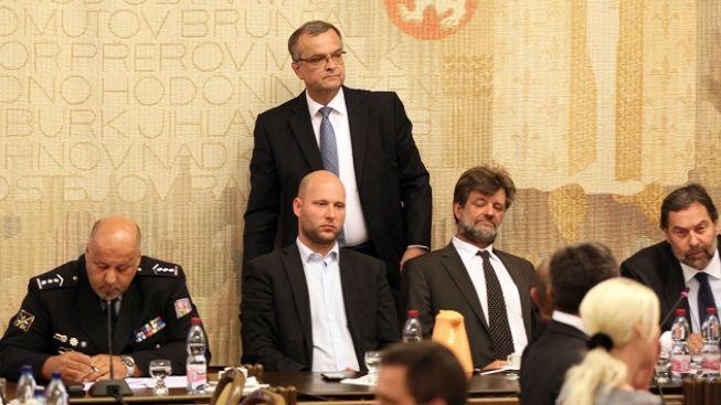 Lessy a Kalousek vypovídají před výborem. Jejich verze se zásadně liší