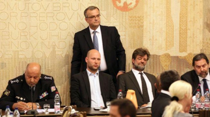 Lessy a Kalousek vypovídají před výborem. Jejich verze se zásadně liší