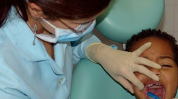 Špatná zubní hygiena či stres jsou častou příčinou aft v ústech 