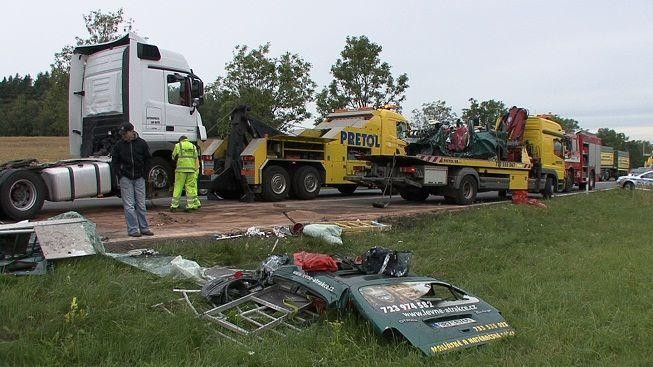 Černý pátek třináctého na silnicích: Vážné nehody, dva mrtví, zraněné dítě 