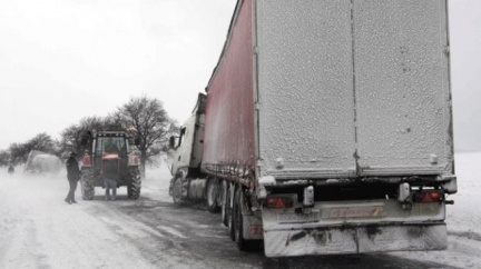 Dopravu na silnicích stále komplikují následky silného sněžení