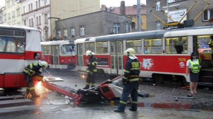 Tramvaj se srazila s autobusem. 4 lidé jsou zraněni