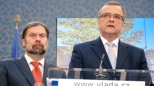 Celá sněmovna se baví. Vtipem o Kalouskovi a pivu