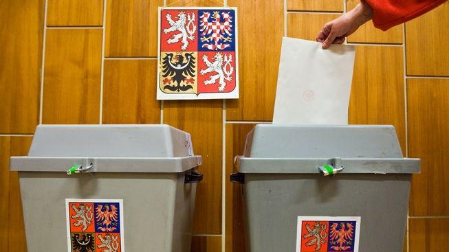 O volbách ovládne Česko UPÍR a vojáci v ulicích místo policistů