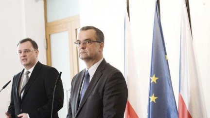 Opozice tlačí na Nečase: Kalousek musí být odvolaný