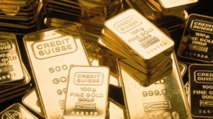 Při kosení trávy se našel poklad. Zlaté pruty za 2,6 milionu