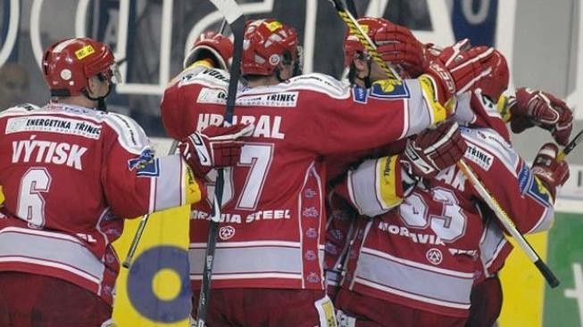 Vítkovice dotáhly první Třinec, stíhací jízda Plzně pokračuje