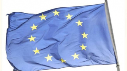 Europarlament chce novou eurodaň, dává státům nůž na krk