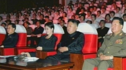 Žena po boku mladého Kima je vdaná zpěvačka