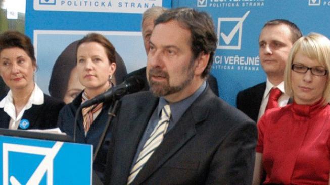Členové VV upozornili na nepravosti a ve straně skončili
