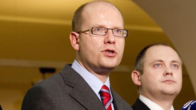 Výzkum: Nejpopulárnějšími politiky jsou Sobotka, Němcová a Pospíšil