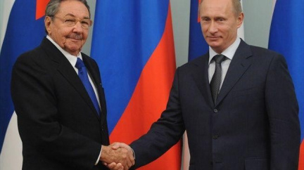 Putin vítá "starého přítele" Castra. Totality spájí síly