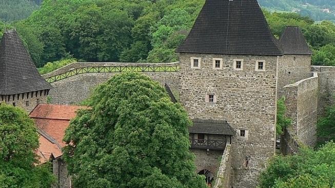 Na hradech Bouzov a Helfštýn letos ubylo svatebních obřadů