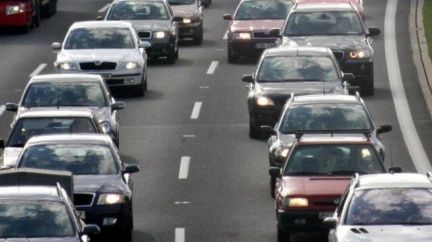 Převrácený kamion ochromil dopravu na Jižní spojce