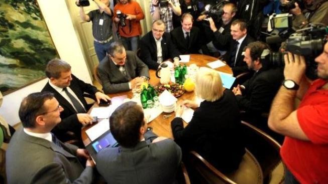 Sněmovna: snížíme platy a zrušíme bezplatnou dopravu