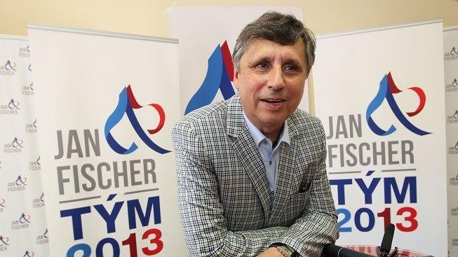 Největší šanci na úspěch má v prvním kole Jan Fischer