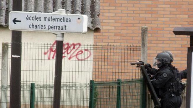 Drama u Paříže skončilo. Ozbrojenec pustil poslední rukojmí