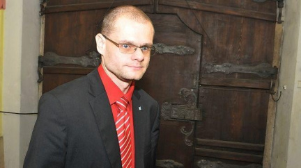 Dva poslanci VV splatili podle přiznání víc, než si vydělali. Hrozí jim pokuta