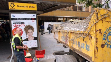 Národní třída, nezastavujeme! Stanice metra se na dva roky uzavírá