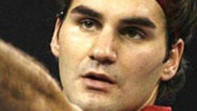 Federer získal ve Stockholmu 64. titul a dotáhl se na Samprase 